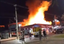 Incêndio de grandes proporções atinge edificações comerciais