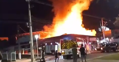 Incêndio de grandes proporções atinge edificações comerciais