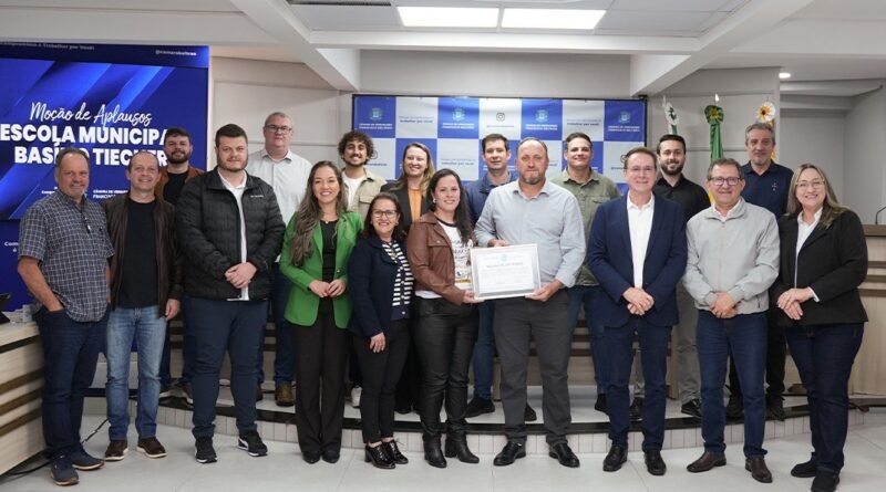 ESCOLA BASÍLIO TIECHER, MELHOR IDEB DE BELTRÃO, RECEBE MOÇÃO DE APLAUSOS