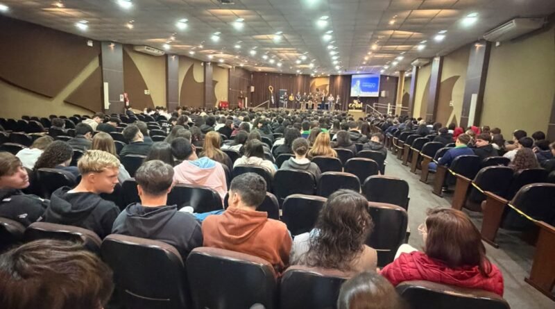 Feira de Profissões reúne centenas de estudantes em Francisco Beltrão