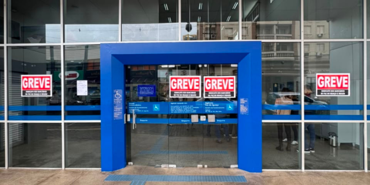 Bancários da Caixa entram em greve no Paraná na quinta