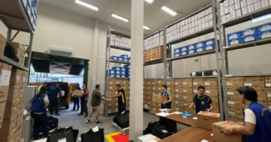 Urnas eletrônicas são distribuídas para locais de votação em Francisco Beltrão