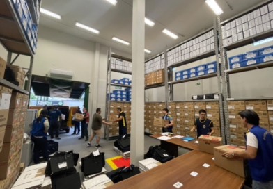 Urnas eletrônicas são distribuídas para locais de votação em Francisco Beltrão