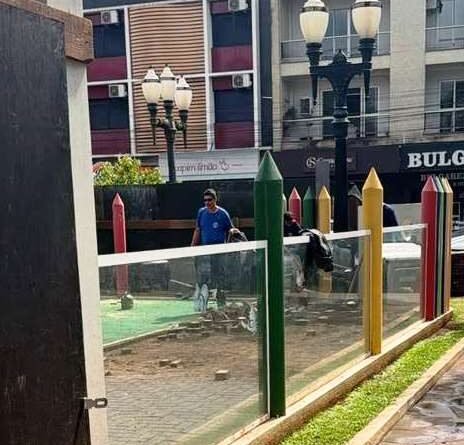 Parquinho infantil da Praça Central passa por revitalização