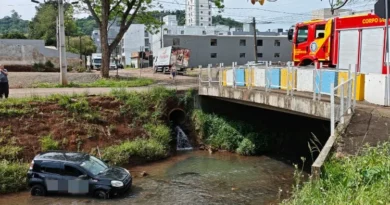 Após colisão, veículo de aplicativo vai parar dentro do Rio Lonqueador