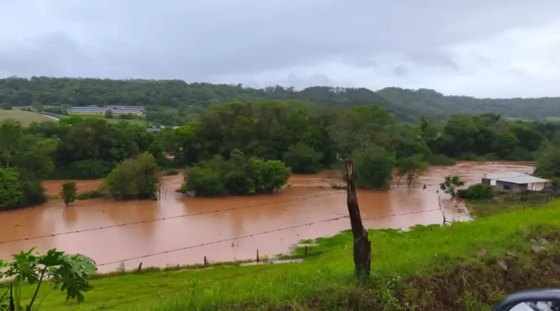 Defesa Civil monitora nível do rio Marrecas em Francisco Beltrão