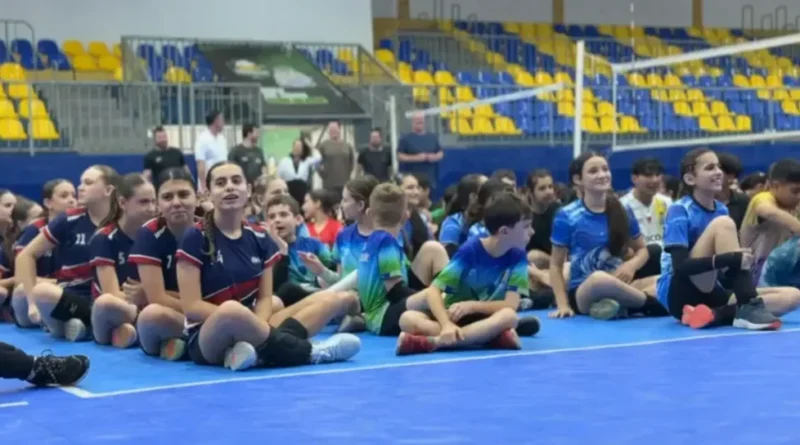 Festival Municipal de Voleibol reúne 200 crianças em Francisco Beltrão